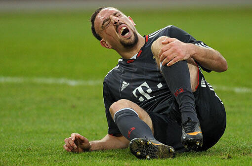 Januar 2011: Ribery hält sich das Knie im Spiel Wolfsburg gegen den FC Bayern (1:1), danach musste er wegen einer Zerrung zwei Spiele pausieren.