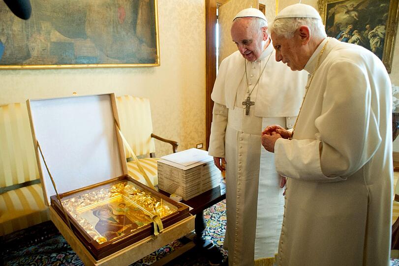 Die Begegnung in der päpstlichen Sommerresidenz bei Rom gilt als
historisch einmalig: Noch nie zuvor in der modernen
Kirchengeschichte konnte ein neuer Papst seinen Vorgänger treffen,
da dieser in der Regel schon gestorben war.