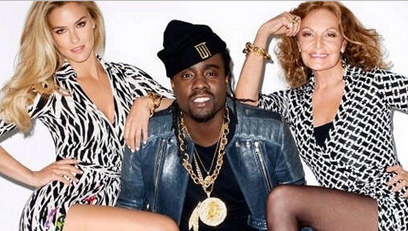 Der Rapper fühlt sich sichtlich wohl zwischen den Mode-Damen Der Rapper fühlt sich sichtlich wohl zwischen den Mode-Damen