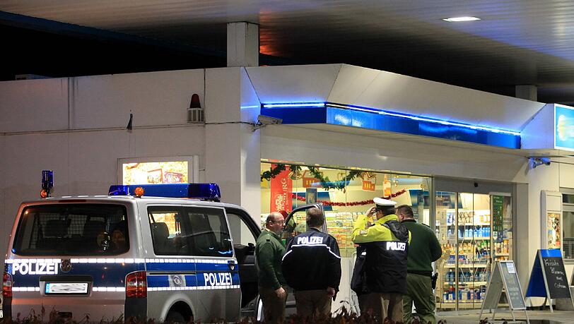 Dieser Raubüberfall ging nach hinten los: Ein Taufkirchner Tankstellenwart weigerte sich einfach das Geld herauszugeben. (Archivbild) Dieser Raubüberfall ging nach hinten los: Ein Taufkirchner Tankstellenwart weigerte sich einfach das Geld herauszugeben. (Archivbild)