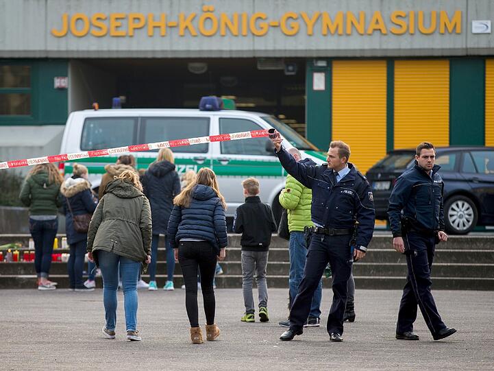 Trauer und Schock in Haltern am See: 16 Schüler und zwei Lehrer des Joseph-Könnig-Gymnasiums sind bei dem tragischen Flugzeugabsturz einer Germanwings-Maschine ums Leben gekommen.