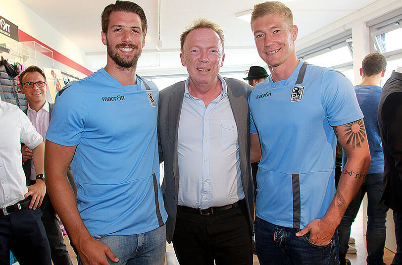 Jan Mauersberger (l.) mit dem Präsidenten Peter Cassalette (m.) und Neuzugang Jan Zimmermann.