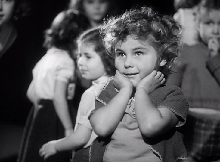 Wie aufregend: Eine kleine Schwabingerin 1951 beim Ballettunterricht.