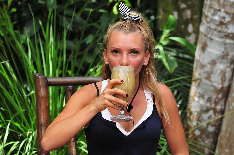 Evelyn Burdecki muss zur Essensprüfung: Ziegenhirn, Skorpion und Kamelpenis warten.