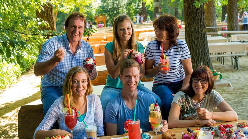Die Beeren-Familie (v.li.): die Geschwister Stefanie, Thomas und Monika mit ihren Eltern Josef und Maria Hofreiter und Thomas&rsquo; Verlobter Katrin.