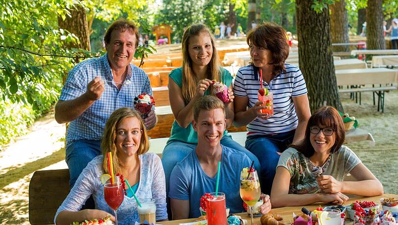 Die Beeren-Familie (v.li.): die Geschwister Stefanie, Thomas und Monika mit ihren Eltern Josef und Maria Hofreiter und Thomas&rsquo; Verlobter Katrin.