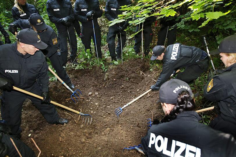 Rund 150 Einsatzkräfte durchsuchten am Freitagvormittag den Truderinger Wald bei Waldperlach.