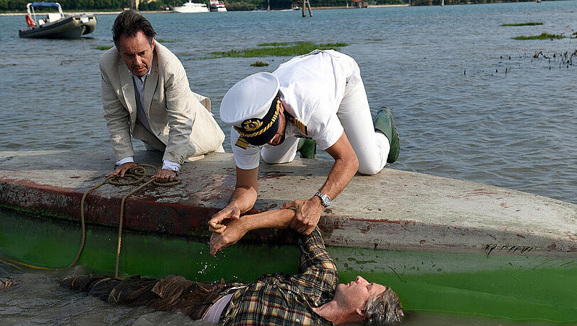 "Donna Leon: Stille Wasser": Brunetti (Uwe Kockisch, l.) und Capitano Dantone (Kai Schumann) entdecken die Leiche von Davide Casati (Hermann Beyer) "Donna Leon: Stille Wasser": Brunetti (Uwe Kockisch, l.) und Capitano Dantone (Kai Schumann) entdecken die Leiche von Davide Casati (Hermann Beyer)