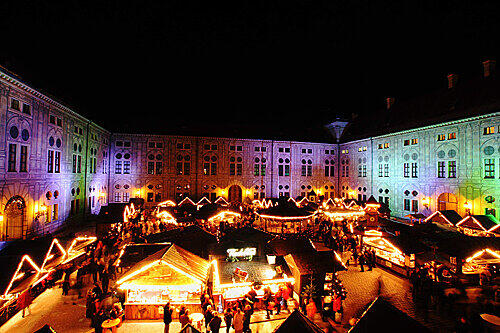 Nach dem Besuch in St. Maximilian geht es weiter zum Weihnachtsmarkt in der Residenz.