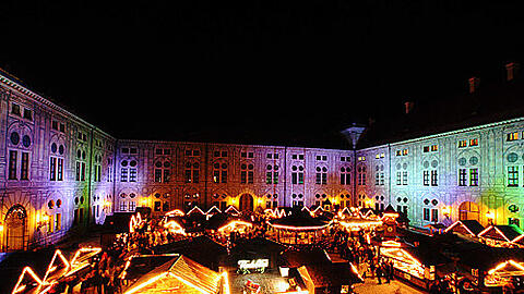 Nach dem Besuch in St. Maximilian geht es weiter zum Weihnachtsmarkt in der Residenz.