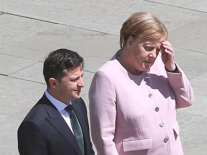 Selenskyj besucht Berlin nur einen Monat nach seiner Vereidigung. Schon vor seiner Ankunft in Deutschland forderte er via "Bild"-Zeitung, den Druck auf Russland wegen der festgefahrenen Situation in der Ostukraine zu erhöhen.