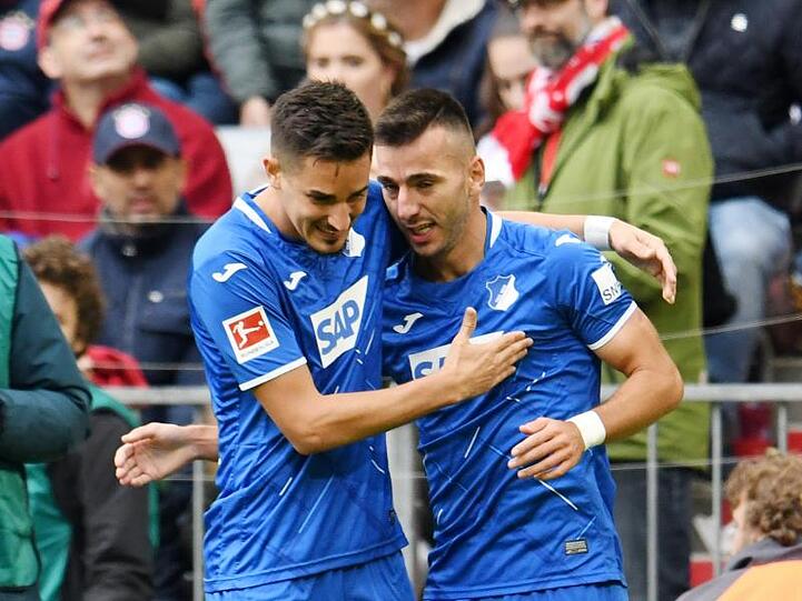 Hoffenheims Benjamin Hübner (l) gratuliert Sargis Adamyan (r) zum 1:0 gegen Bayern München.