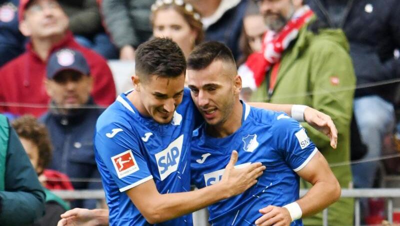 Hoffenheims Benjamin Hübner (l) gratuliert Sargis Adamyan (r) zum 1:0 gegen Bayern München. Hoffenheims Benjamin Hübner (l) gratuliert Sargis Adamyan (r) zum 1:0 gegen Bayern München.