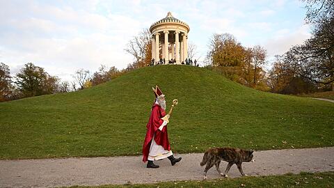 Ein Nikolaus spaziert durch den Englischen Garten.