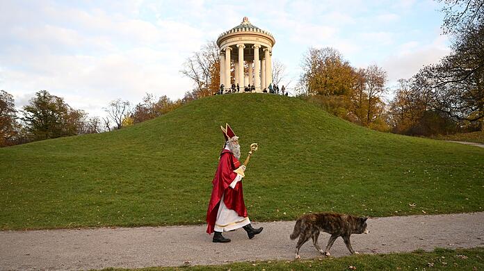 Ein Nikolaus spaziert durch den Englischen Garten.