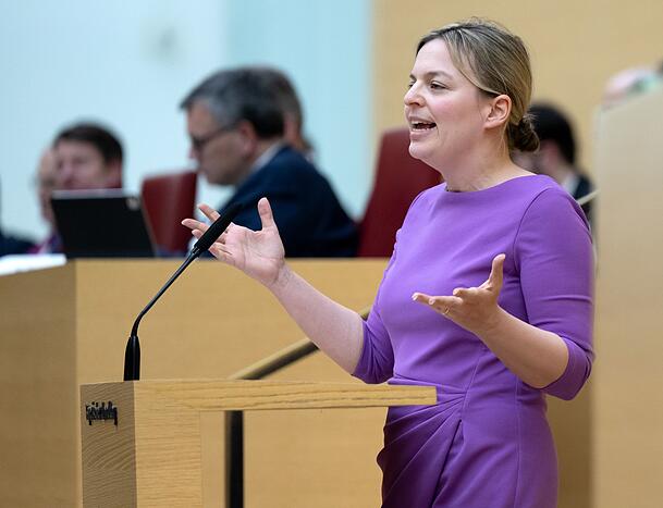 Chefin der bayerischen Grünen, Katharina Schulze, kritisiert die Pläne der neuen Wirtschaftsministerin.