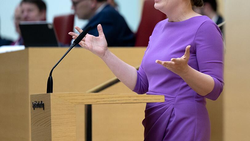 Chefin der bayerischen Grünen, Katharina Schulze, kritisiert die Pläne der neuen Wirtschaftsministerin. Chefin der bayerischen Grünen, Katharina Schulze, kritisiert die Pläne der neuen Wirtschaftsministerin.