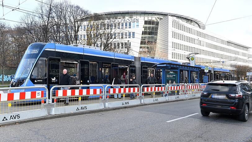 Die Stadtwerke München haben an der Tram-Haltestelle Donnersbergerstraße vorläufig Beton-Schutzwände aufgestellt. Poller sollen folgen. Die Stadtwerke München haben an der Tram-Haltestelle Donnersbergerstraße vorläufig Beton-Schutzwände aufgestellt. Poller sollen folgen.