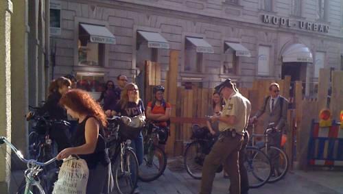 Checkpoint Altheimer Eck: Die Polizei kontrolliert eine Gruppe Radler Checkpoint Altheimer Eck: Die Polizei kontrolliert eine Gruppe Radler