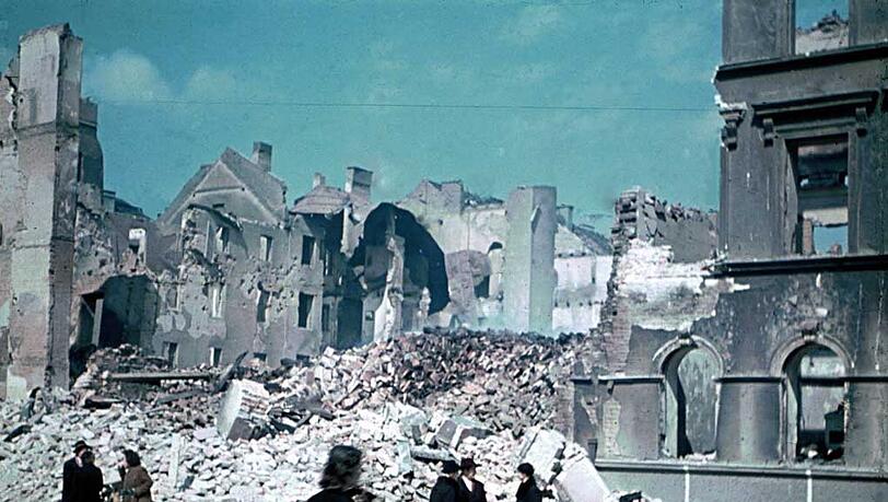 Lehel 1945 nach dem letzten Bombenangriff. Lehel 1945 nach dem letzten Bombenangriff.