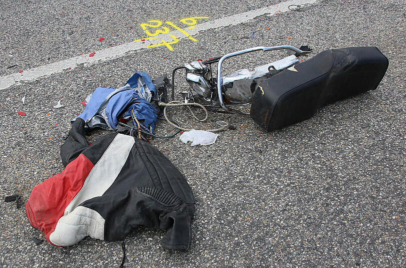 In der Nähe von Ampfing ist am Sonntag ein junger Motorradfahrer nach einem Sturz auf die Gegenfahrban gerutscht und wurde dort von einem PKW überfahren.