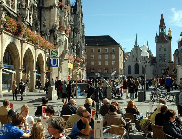 LEUTE-KUCKEN IN DEN CAFES: Tambosi, Roxy und wie sie alle heißen... Möchtegern-Promis, Adabeis und XYZ-Promis - Einen sonnigen Nachmittag auf den Flaniermeilen zu verbringen, gehört für die Münchner Schickeria zum täglichen Programm. Diesen Spaß sollte man sich zumindest einmal nicht entgehen lassen.