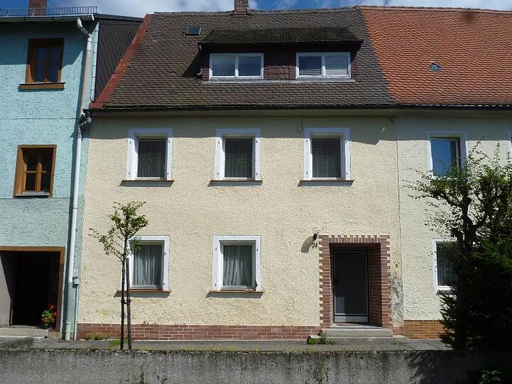 FLOß: Von außen betrachtet verströmt dieses Wohnhaus im Landkreis Neustadt an der Waldnaab ein gewisses Flair. Im Inneren dürfte es nach einem schweren Wasserschaden ziemlich muffeln. Denn an den Wänden hat sich Schimmel gebildet.