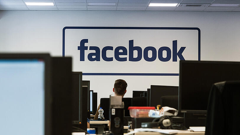 Mitarbeiter sitzen bei einem Pressetermin im Löschzentrum von Facebook in einem Service-Center in Berlin an Computern.