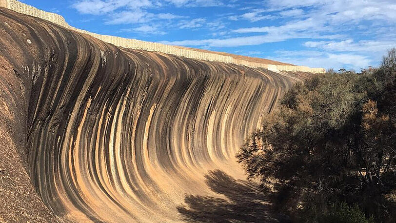 Wave Rock, Australien: Surf-Feeling ohne Meer &ndash; das geht nur am Wave Rock im Südwesten Australiens. Die 2,7 Milliarden Jahre alte Granit-Gesteinsformation, die durch Erosion und Witterung geformt wurde, ist 15 Meter hoch und 110 Meter lang.