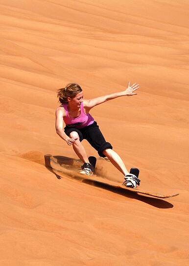 Sandboarding gehört zu den beliebtesten Freizeitbeschäftigungen beim Urlaub in Dubai.