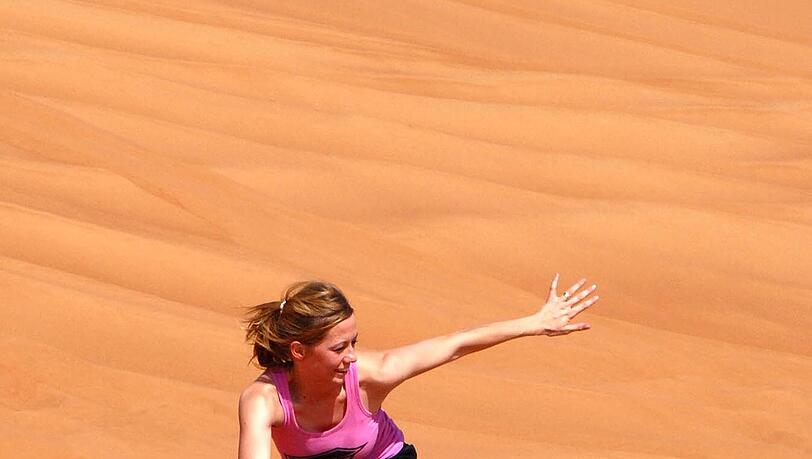 Sandboarding gehört zu den beliebtesten Freizeitbeschäftigungen beim Urlaub in Dubai. Sandboarding gehört zu den beliebtesten Freizeitbeschäftigungen beim Urlaub in Dubai.