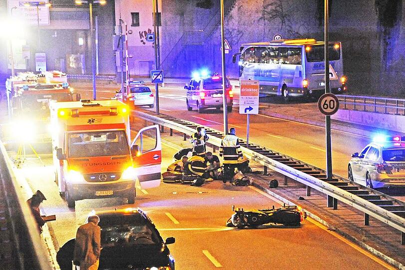 Schwerer Motorradunfall am Leuchtenbergring: Zwei Menschen sind schwer verletzt.