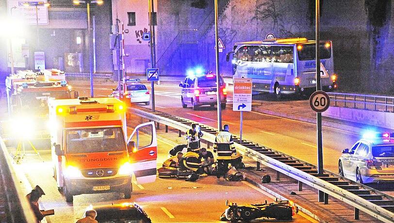 Schwerer Motorradunfall am Leuchtenbergring: Zwei Menschen sind schwer verletzt. Schwerer Motorradunfall am Leuchtenbergring: Zwei Menschen sind schwer verletzt.