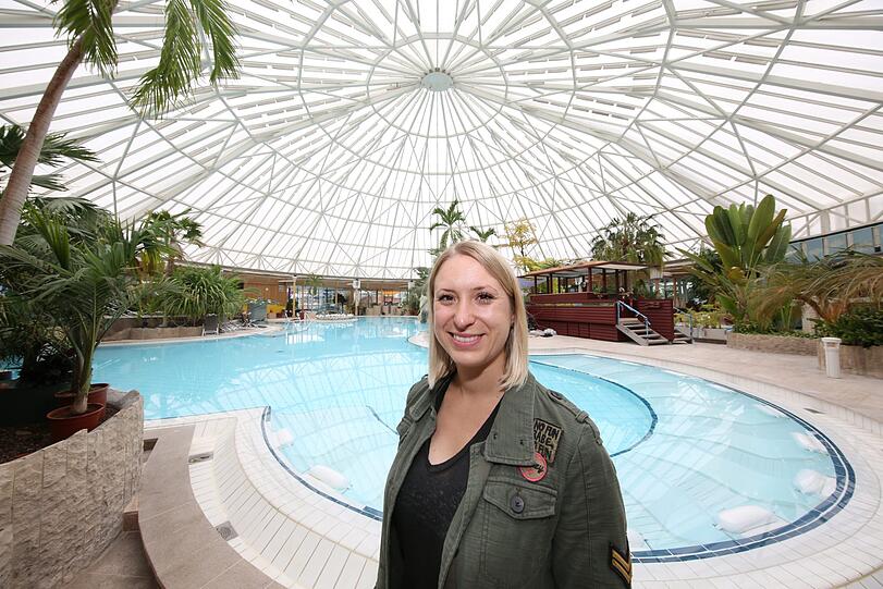 Assistentin Franziska Schmid führt durch die Geister-Therme