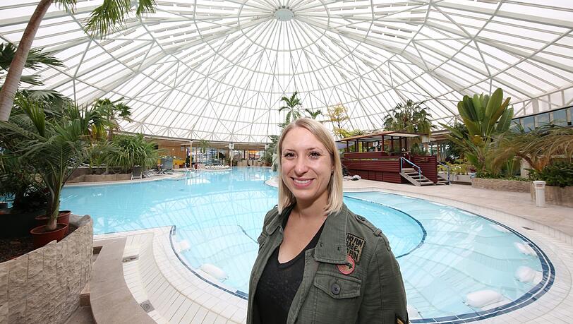 Assistentin Franziska Schmid führt durch die Geister-Therme Assistentin Franziska Schmid führt durch die Geister-Therme