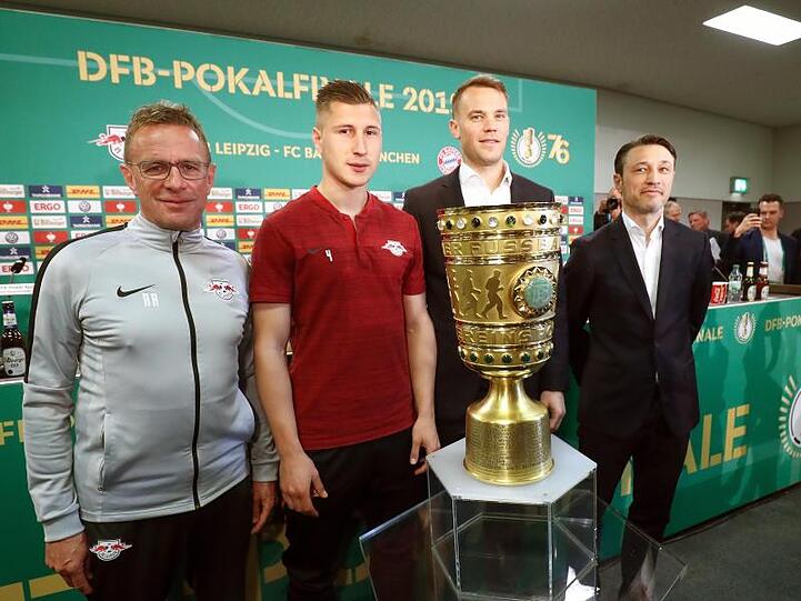 Leipzigs Trainer Ralf Rangnick (l-r), Leipzigs Kapitän Willi Orban, Münchens Torwart Manuel Neuer und Bayern-Trainer Niko Kovac beim Fototermin.
