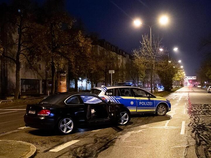 Ein beschädigter PKW und ein Polizeiauto nach dem Unfall auf der Fürstenrieder Straße. Foto: Sven Hoppe/dpa