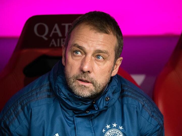 Trainer Hansi Flick vom FC Bayern München sitzt vor Spielbeginn auf der Bank. Foto: Matthias Balk/dpa