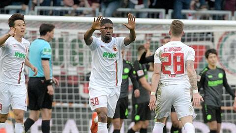 Augsburgs Ja-Cheol Koo, Sergio Cordovar und Andre Hahn (l-r) jubeln über das Führungstor zum 2:1.