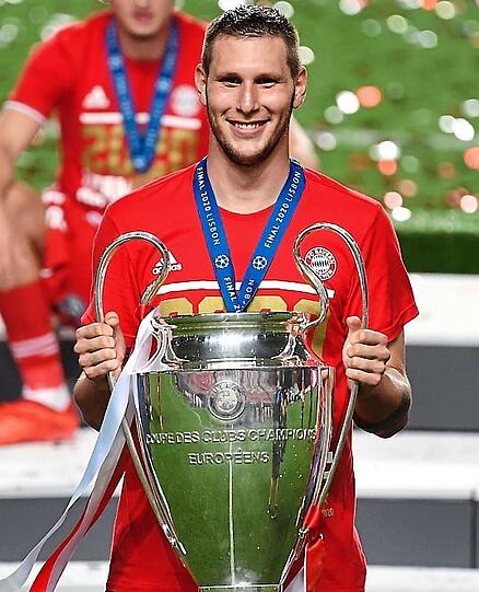 Champions-League-Sieger! Süle mit dem Henkelpott.