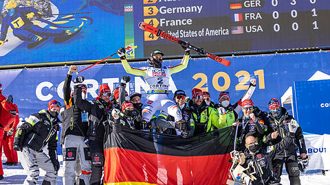 Erfolgsteam, überraschendes: Bei der WM in Cortina d'Ampezzo gab es für den DSV viel zu feiern, so wie hier Andreas Sanders Silbermedaille in der Abfahrt.