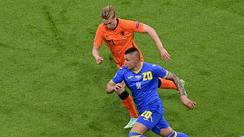 Frenkie de Jong aus den Niederlanden im Laufduell mit dem Ukrainer Olexander Subkow (r).