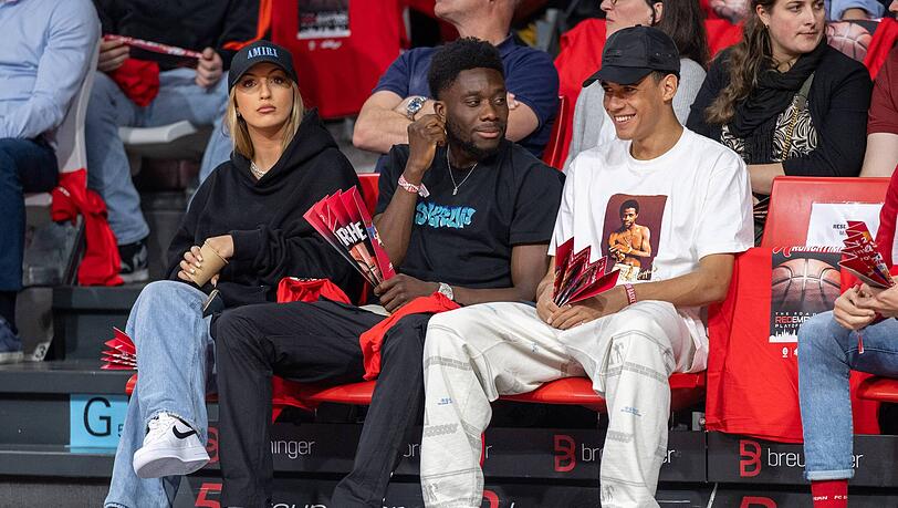 Courtside statt Pitchside: Alphonso Davies mit seiner neuen Freundin Sheyenne und Kumpel Jamal Musiala.