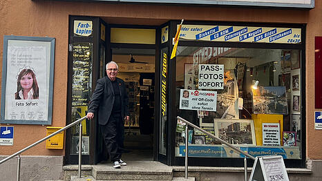Erhan Tezel führt das Geschäft „Foto-Sofort“ in der Fürstenrieder Straße bereits seit 40 Jahren. Seinen derzeitigen Umsatzverlust schätzt der 69-Jährige zwischen 30 und 50 Prozent.