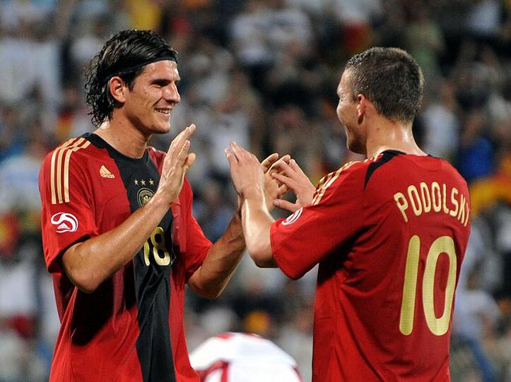 Bald-Bayer Mario Gomez feiert seine vier Treffer im 7:2 im Test-Länderspiel gegen die Emirate mit Lukas Podolski.