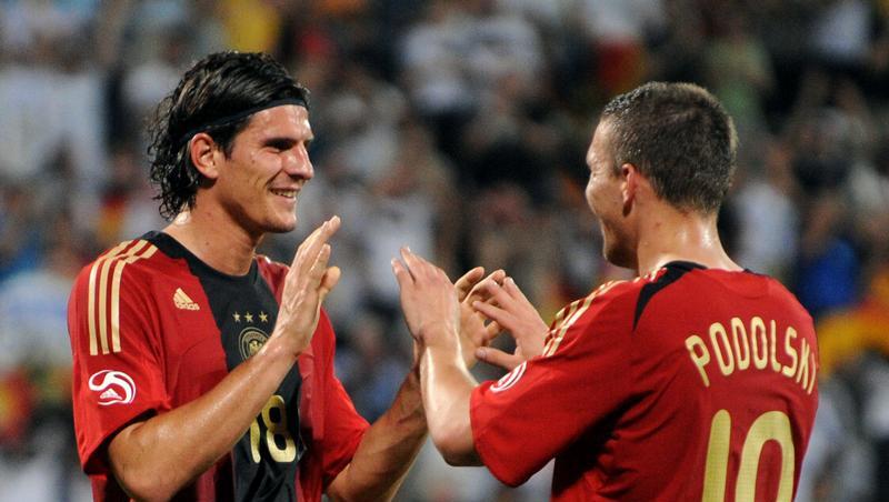 Bald-Bayer Mario Gomez feiert seine vier Treffer im 7:2 im Test-Länderspiel gegen die Emirate mit Lukas Podolski. Bald-Bayer Mario Gomez feiert seine vier Treffer im 7:2 im Test-Länderspiel gegen die Emirate mit Lukas Podolski.