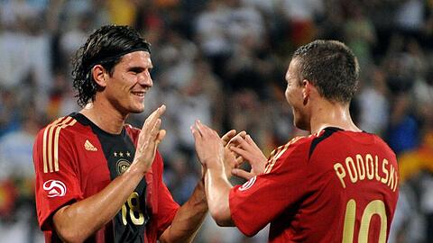 Bald-Bayer Mario Gomez feiert seine vier Treffer im 7:2 im Test-Länderspiel gegen die Emirate mit Lukas Podolski.