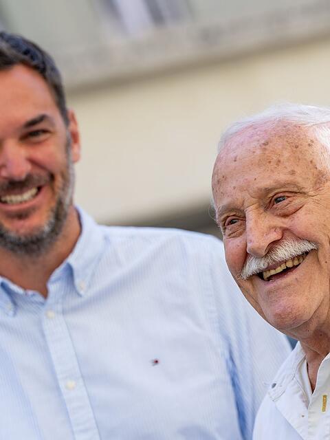 Sie haben gut lachen: Rentner Bruno Schmaus hat dem M&uuml;nchner Kommissariat eine Festnahme beschert.