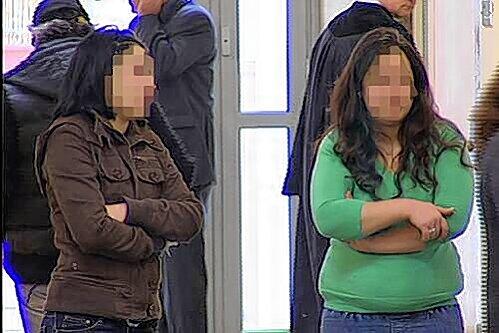 Opfer der Familienehre: Die beiden Schwestern Duygu und Ferdane waren gestern bei der Verhandlung im Gericht dabei.