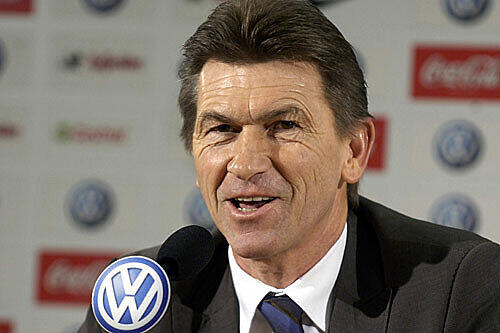 Pressekonferenzen liefern sowieso immer wieder "Aussetzer"-Stoff. 11. Mai 2007: Der damalige Wolfsburg-Trainer Klaus Augenthaler hielt eine denkwürdige Pressekonferenz. Genau 42 Sekunden saß er auf dem Podium - stellte sich selbst vier Fragen plus Antwort und verschwand.